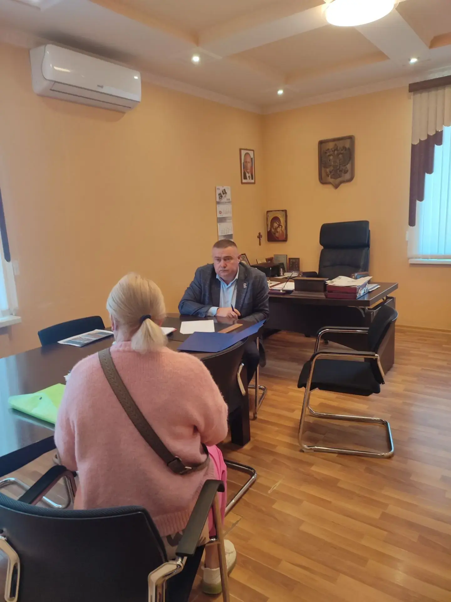 Сегодня Глава  Октябрьского района, Быковский Олег Анатольевич, провел личный прием граждан. В ходе 