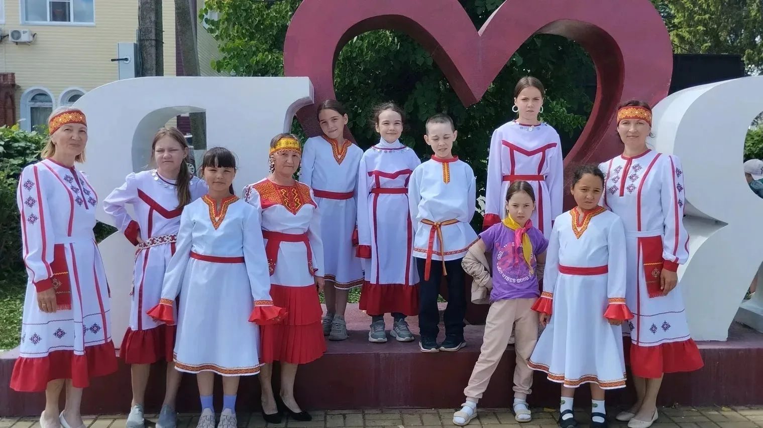 🌺В ритме традиций: фольклорный праздник „Золотое лето“ подарил детям знакомство с чувашскими играми