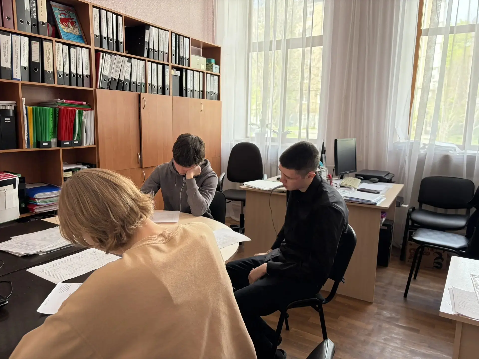 Страх перед „белым листом" и кабинетами чиновников часто мешает выпускникам в первый го...