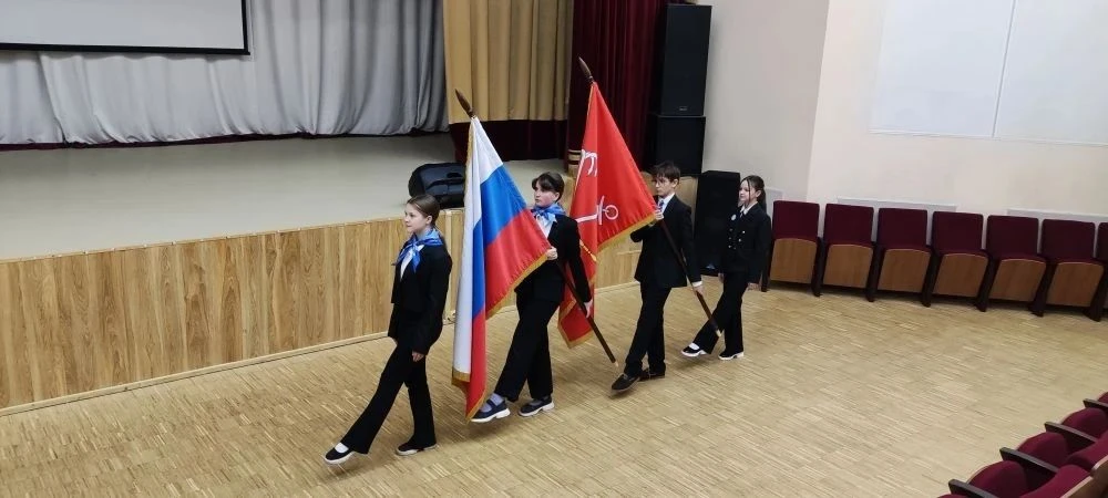 На торжественной линейке, открывшей учебную неделю, прозвучали важные слова и были отмечены заслуги 