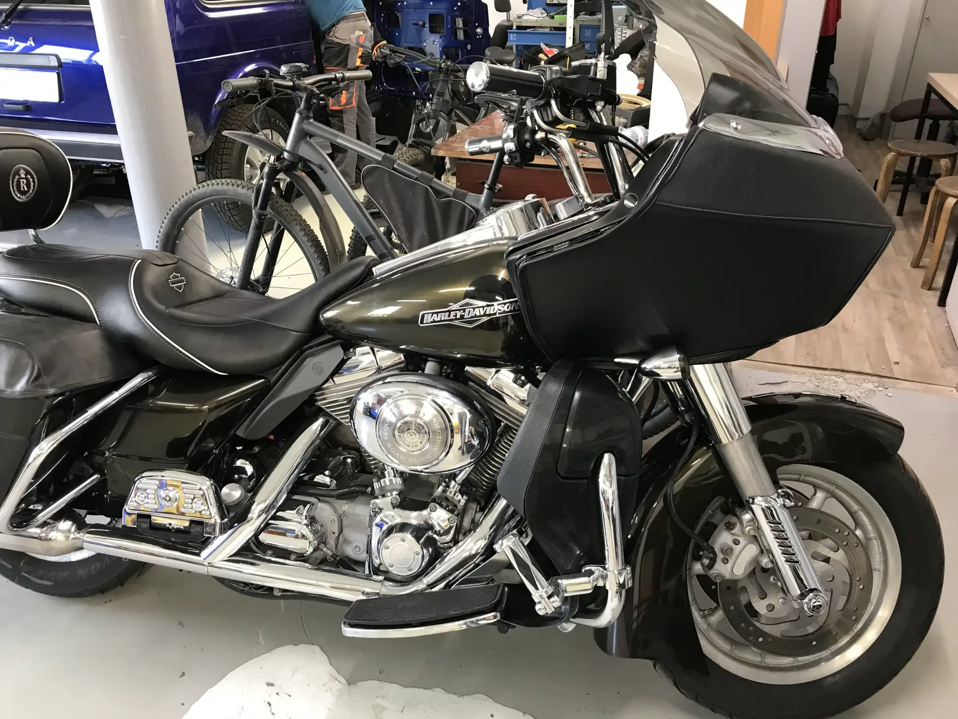 Автомагнитолу Pioneer MVH-S520BT установили в штатное место мотоцикла Harley-Davidson R...