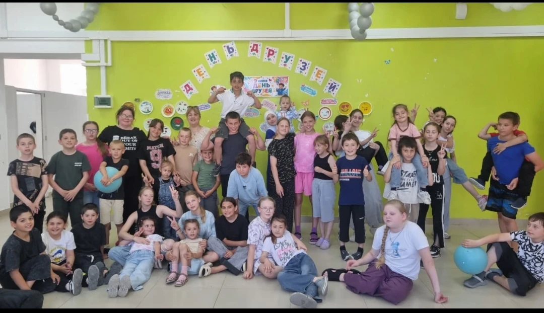 8-й день в лагере: День Друзей! 🤝Вот и пролетели восемь увлекательных дней нашей лагерной смены! 9 
