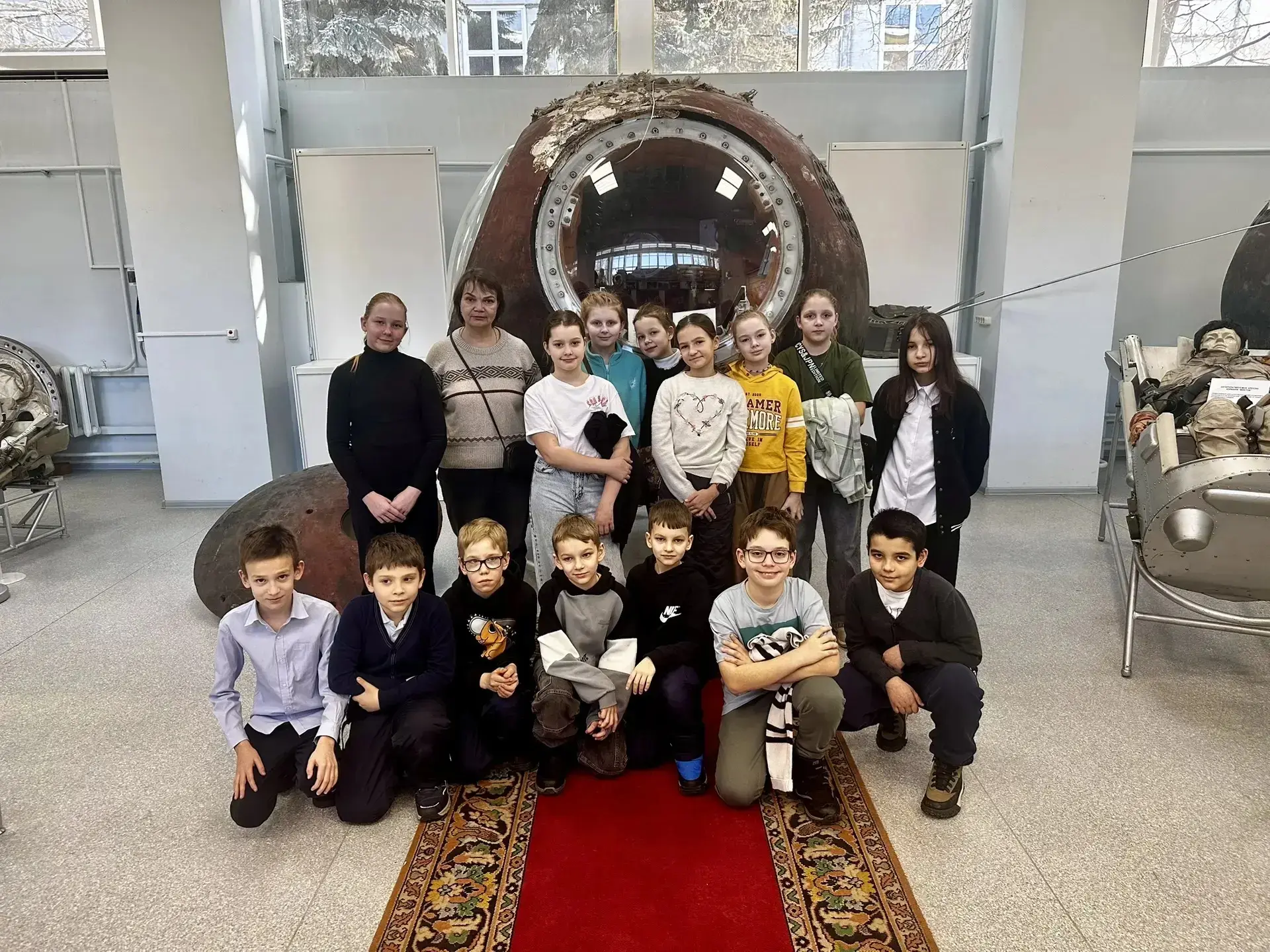 Ученики 4"Д" класса совместно с классным руководителем Пичуговой Л.П. и родителями посетили музей ко