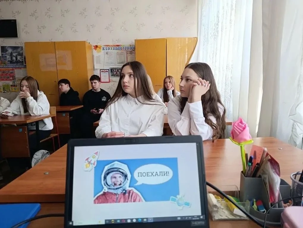 «Поехали»!- с этого легендарного слова начался первый понедельник после каникул в классах.🪐Дети вмес