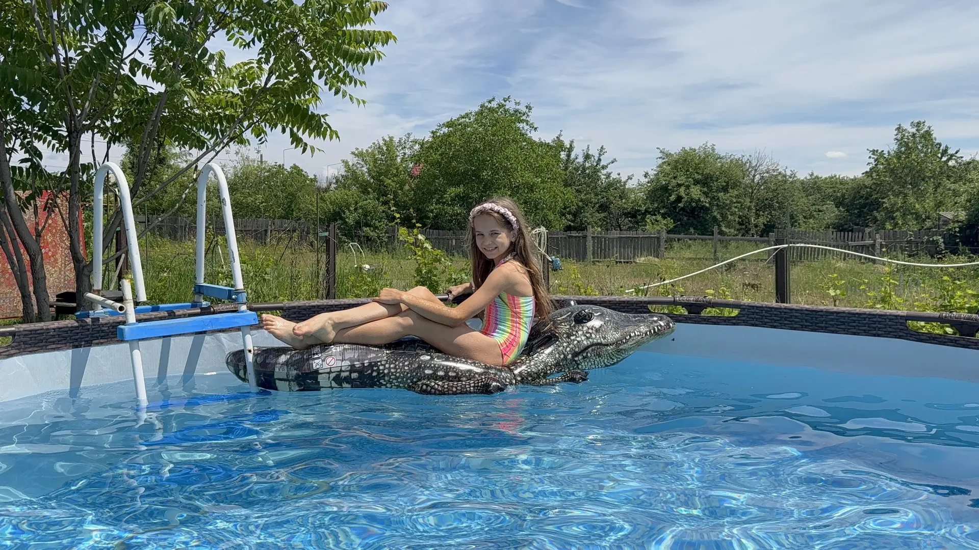 Камилла кайфует … а я так и не плавала, для меня вода холодная ещё 🫠🤣