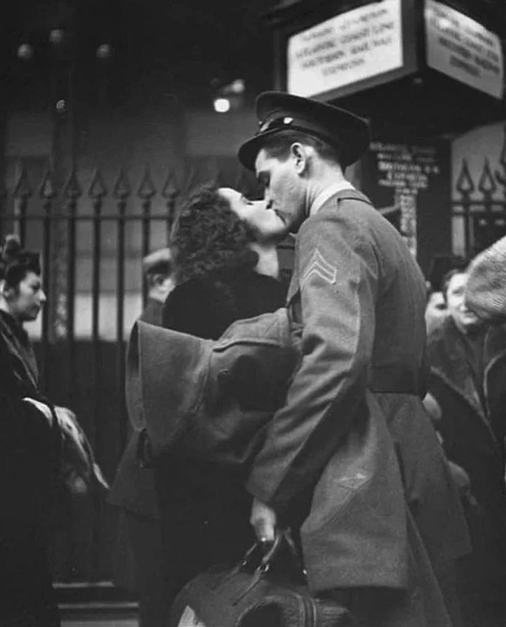 Подборка прощальных поцелуев из прошлого века.