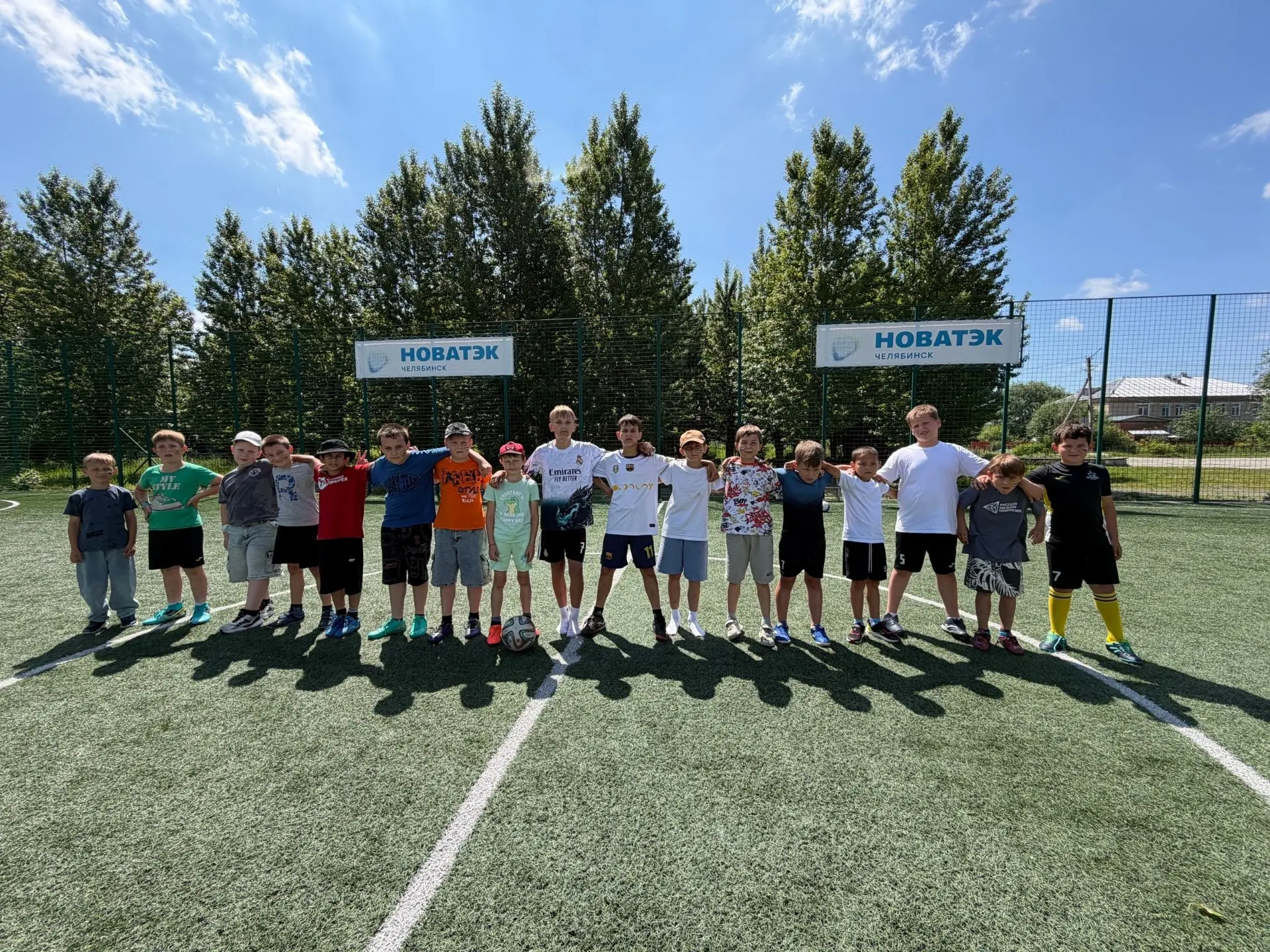 🇦🇷🇧🇷🇷🇺 Футбольный день в лагере: краски, голы и наша поддержка!

Сегодня наш лагерь жил футбол