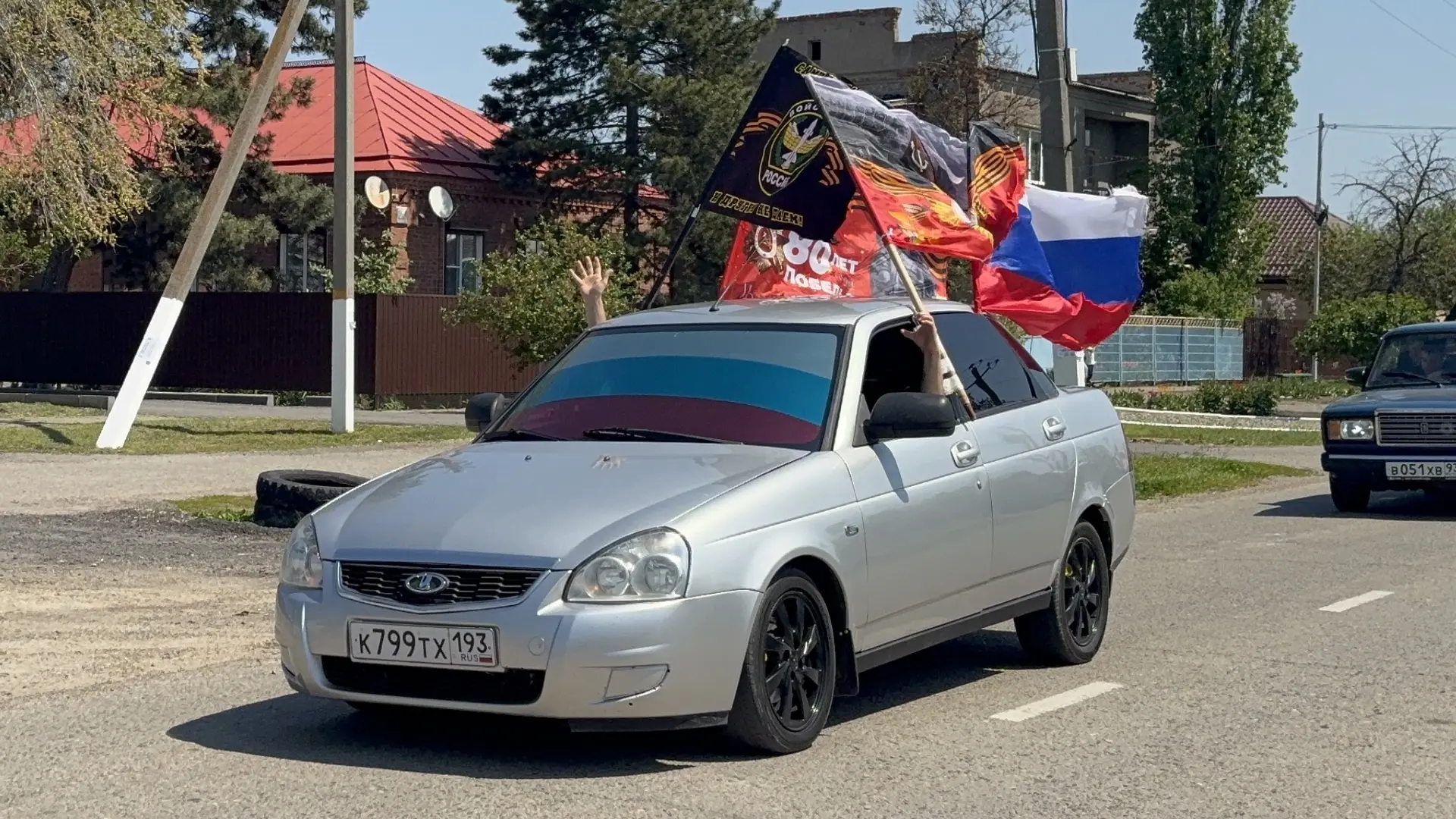 Сегодня, в День Победы, по райцентру ярко, шумно и сплочённо проехал автомарш.   Флаги России, Знамё