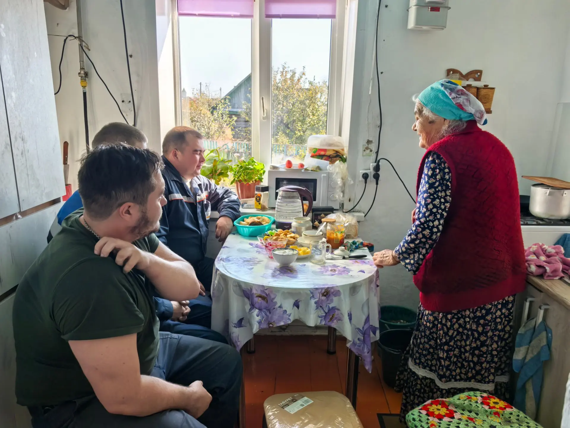 Работники «Башмеди» помогли пенсионерам Петропавловского подготовить приусадебные участ...
