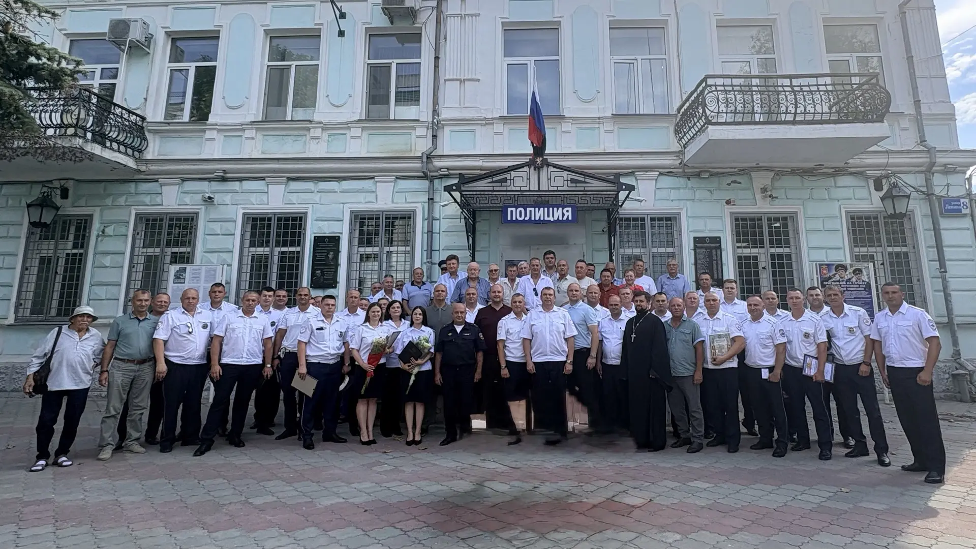 С главой муниципального образования Денисом Колесником, депутатом Госсовета Крыма Олего...