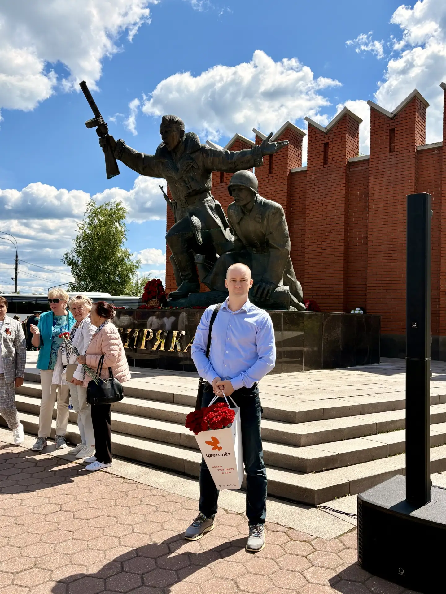 Сотрудники Представительства Правительства Тюменской области возложили цветы к Мемориал...