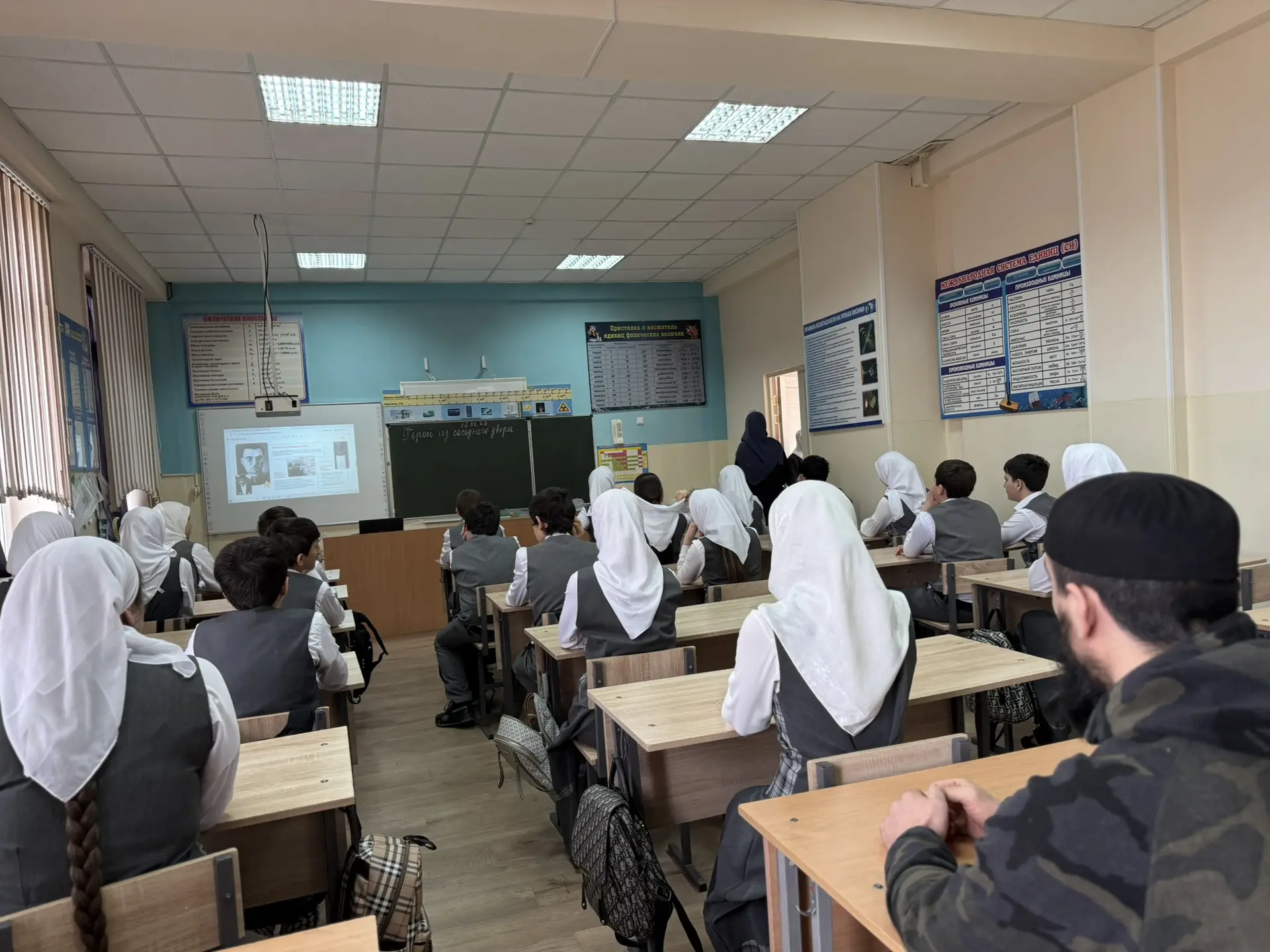 Сегодняшний понедельник в нашей школе был особенным. В рамках цикла внеурочных занятий «Разговоры о 