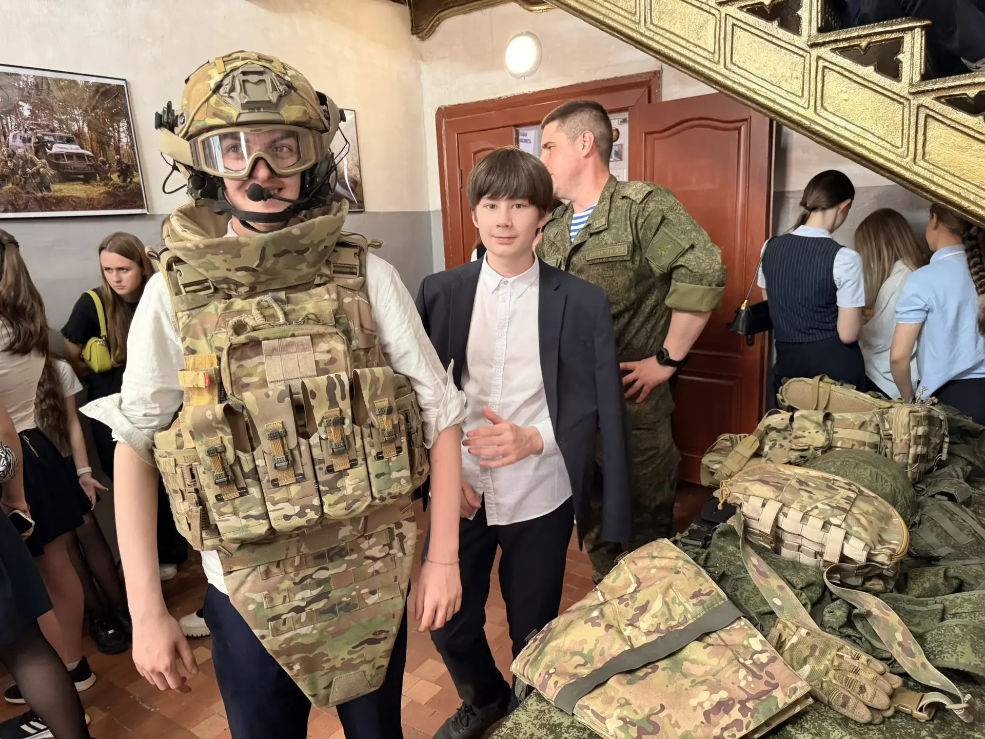 🇷🇺 Сила – в правде, гордость – в истории!  Ученики из 7 "БВИ" и 8 "В" классов вместе со своими класс