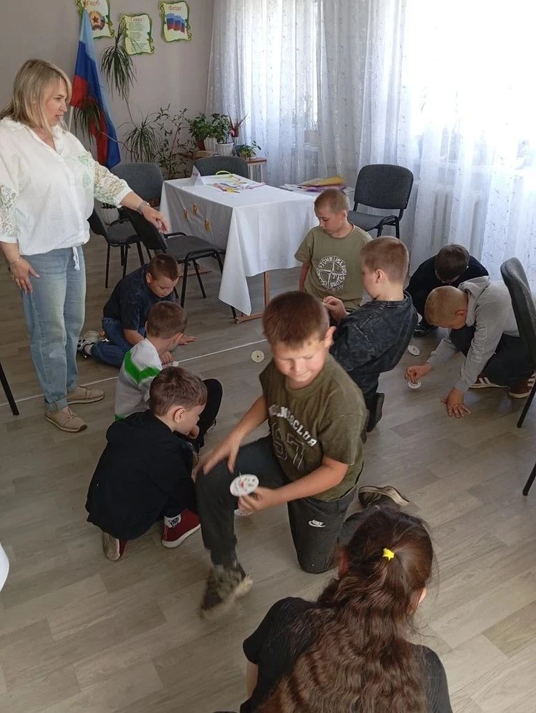 Лето на тематических площадках

   Сегодня гости нашего центра - ребята  летней тематической площадк