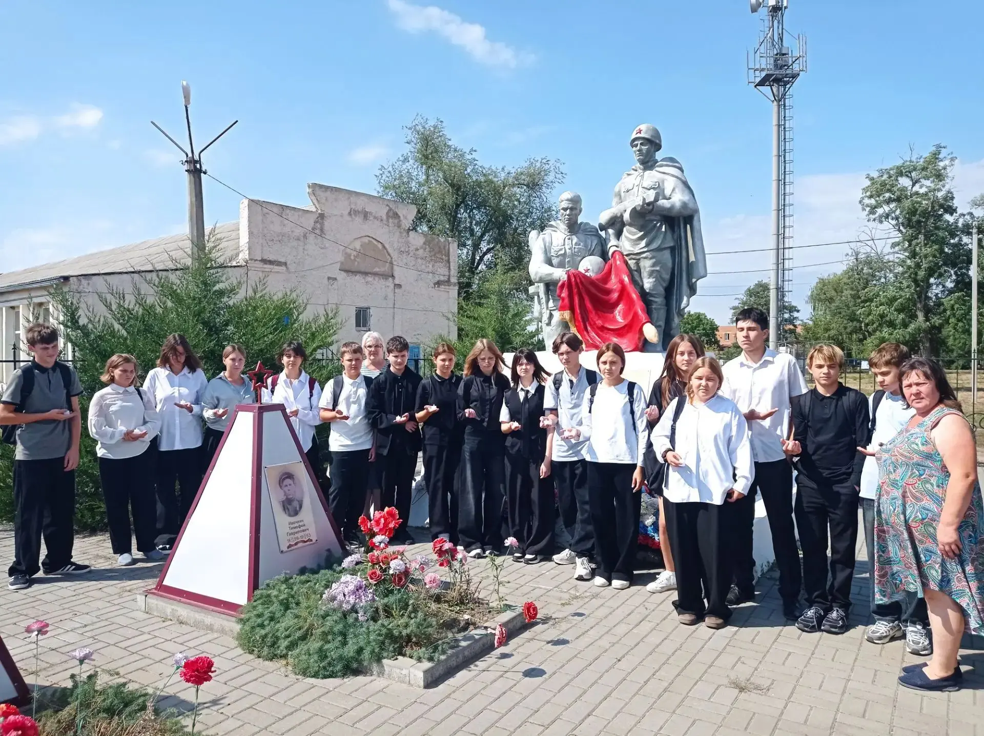 Сегодня в нашем доме культуры классный руководитель 8 класса Кольцова Л.Е. совместно с ...