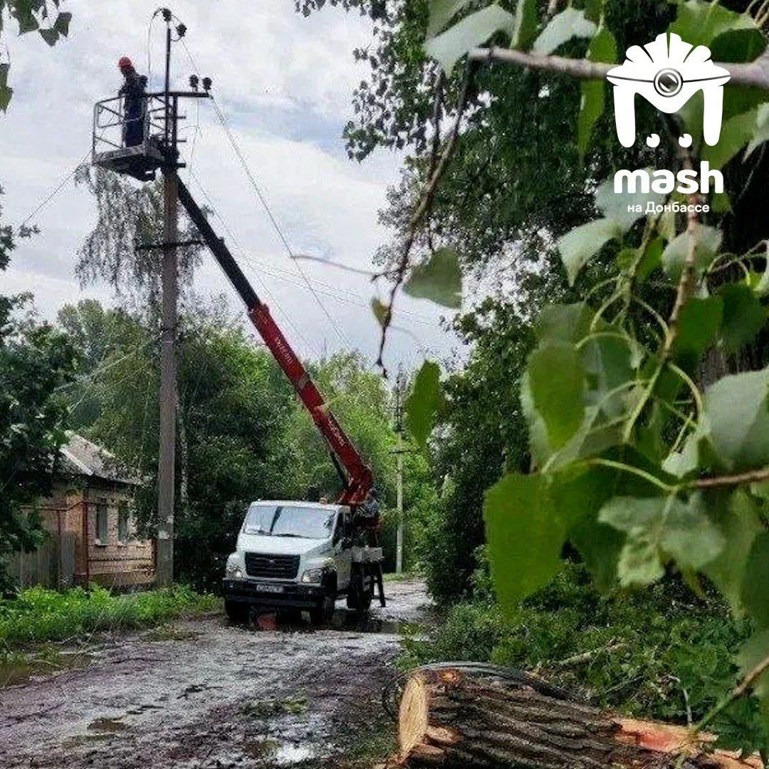 Почти 10 тысяч жителей Луганска остаются без света после урагана.

К полудню энергетики запитали дом