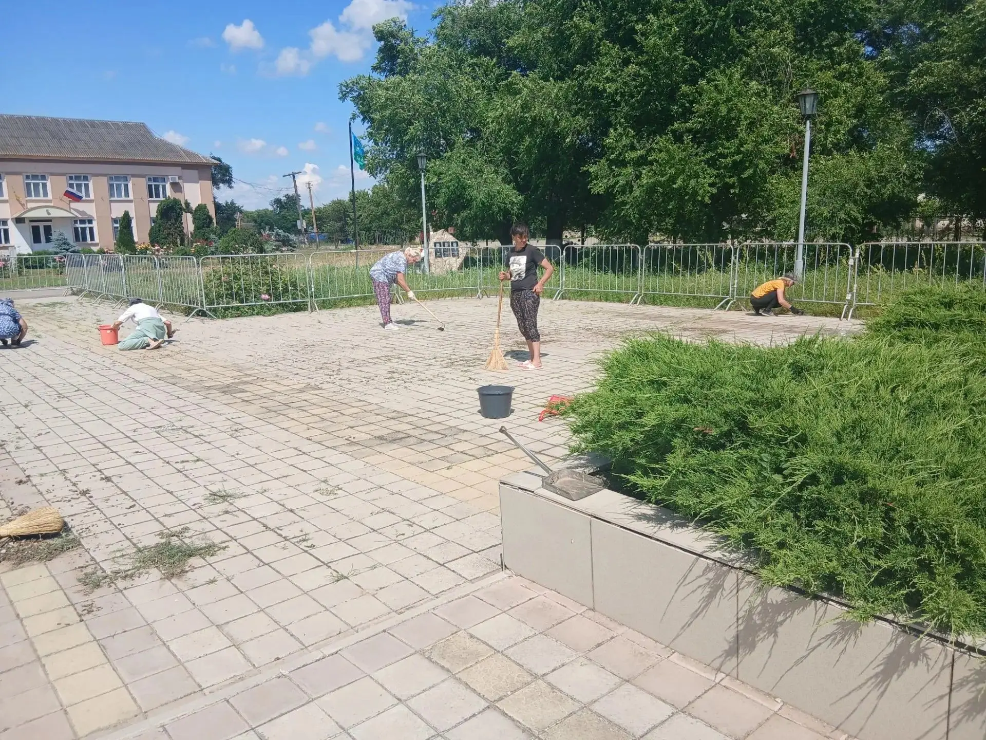 Работники Дома культуры с. Бурукшун регулярно проводят субботники на памятнике односельчанам погибши