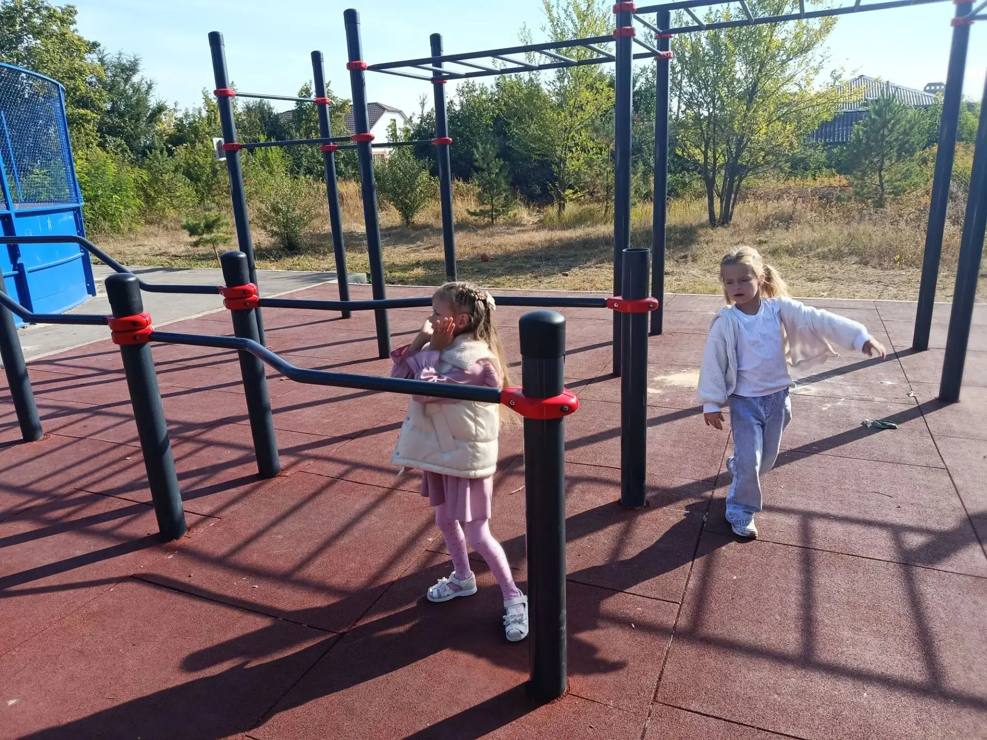 Экскурсия на спортивную площадку способствует физическому развитию детей, укреплению их...