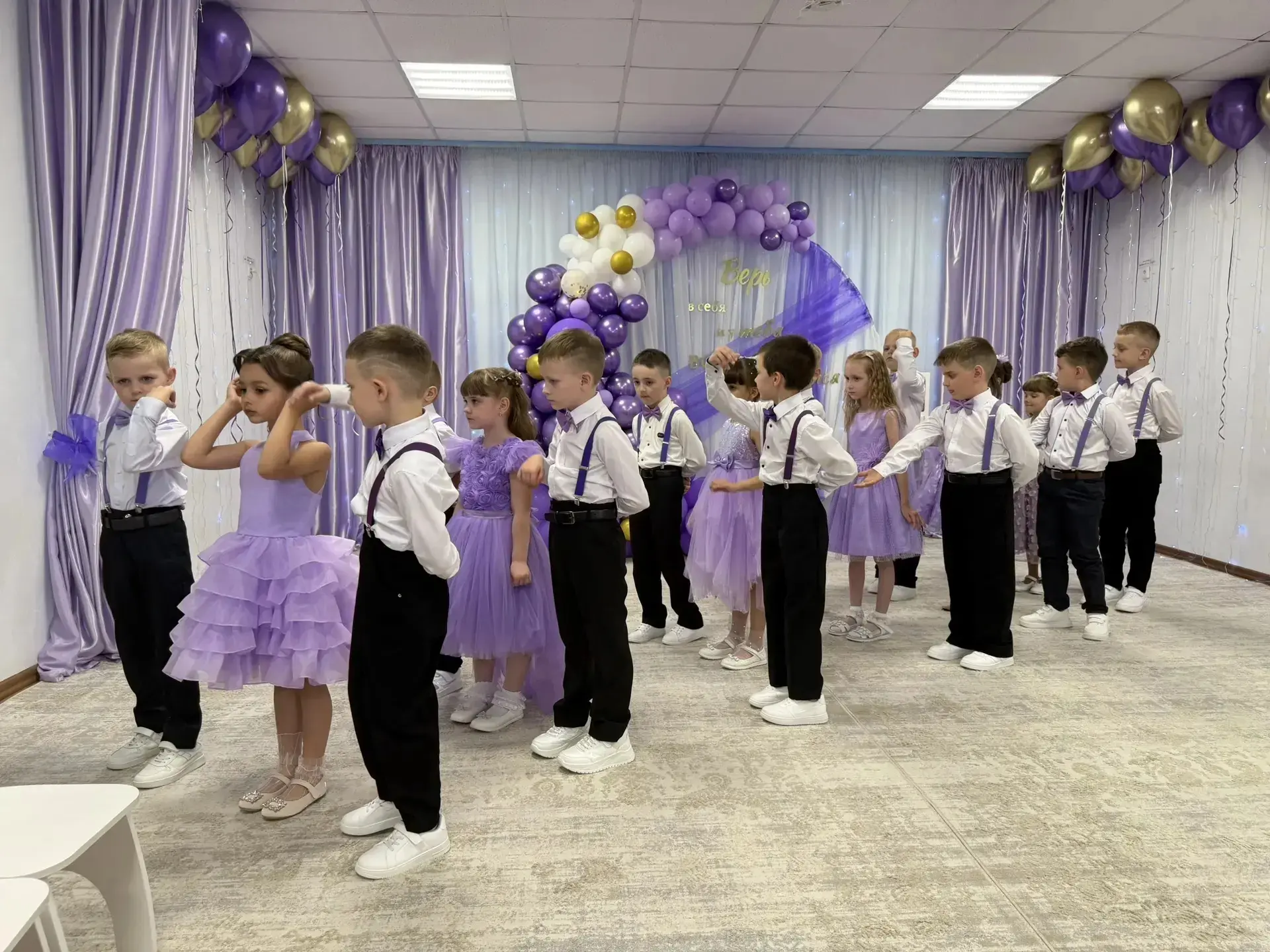 Сиреневый выпускной под девизом:"Лучше всех!"
Как быстро проходит время! Наши дошколята стали взросл