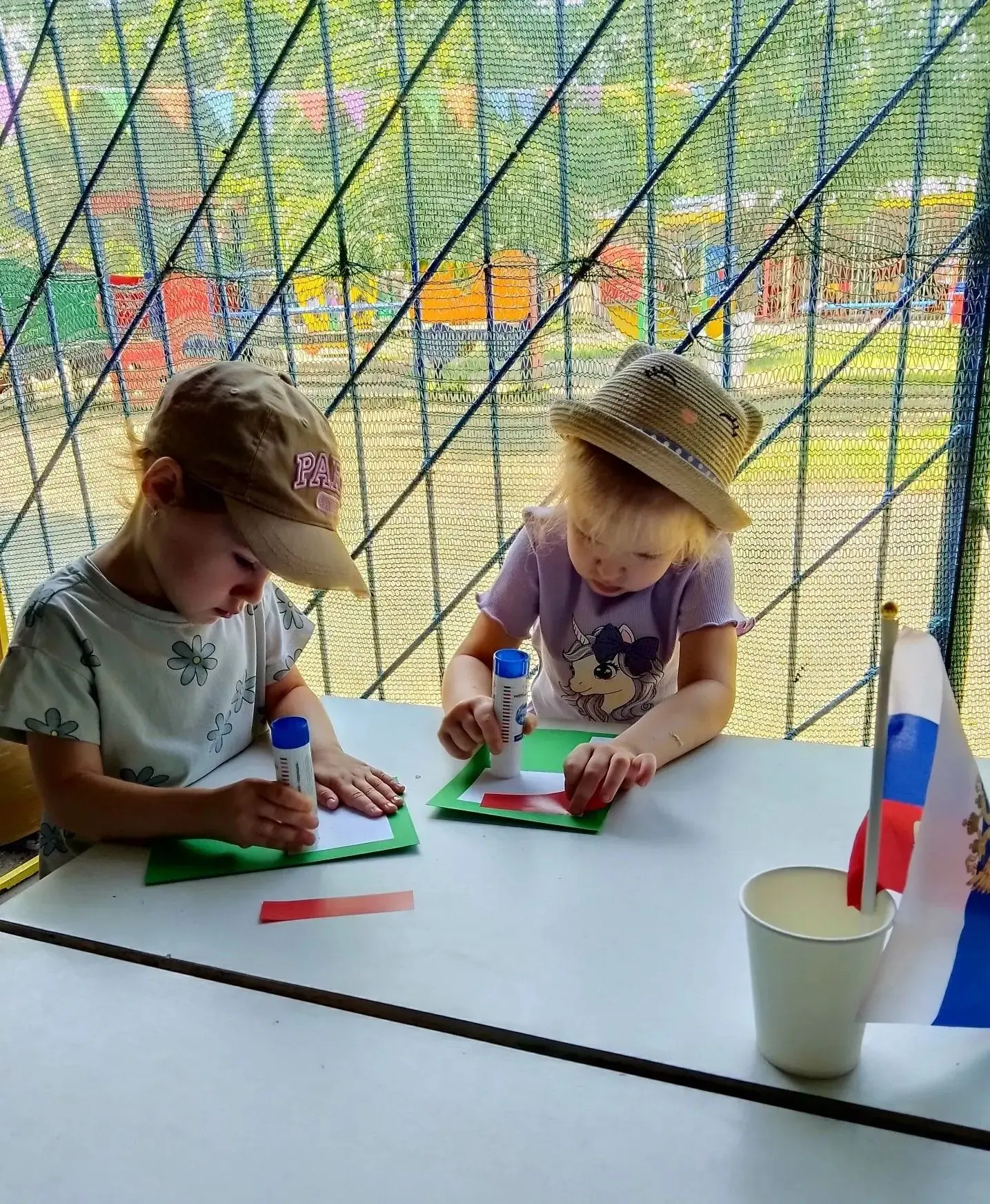 Мир, в котором мы живем!!! 🇷🇺❤️ На этой недели  дети группы "Звездочка" . Прослушали гимн России, 