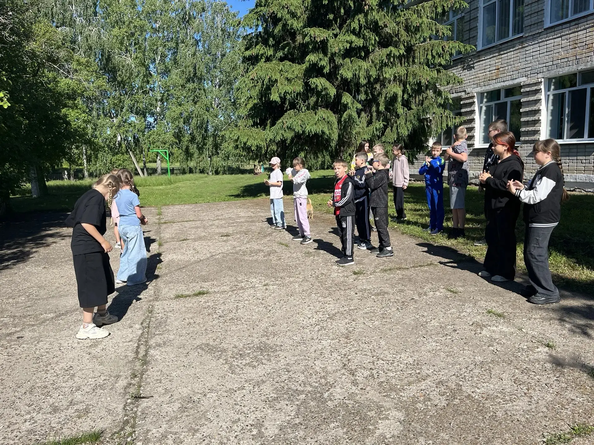 🧚  День начался с зарядки на свежем воздухе.
