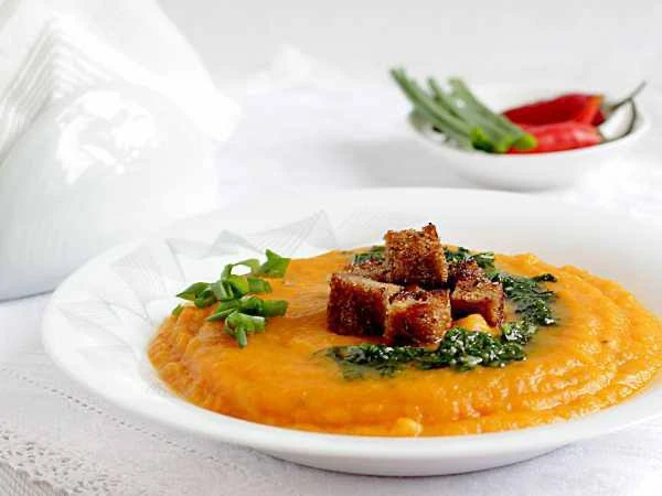 🍲 Овощной суп пюре из картофеля и моркови с имбирем.  Ингредиенты:   • Картофель – 1 шт.  • Морковь 