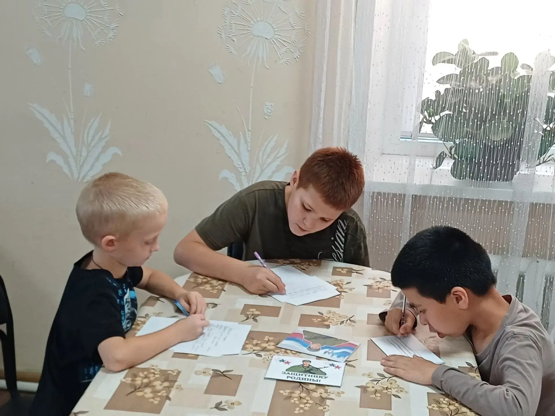 В Центре помощи детям «Созвездие» есть добрая традиция — писать письма тем, кто сейчас ...