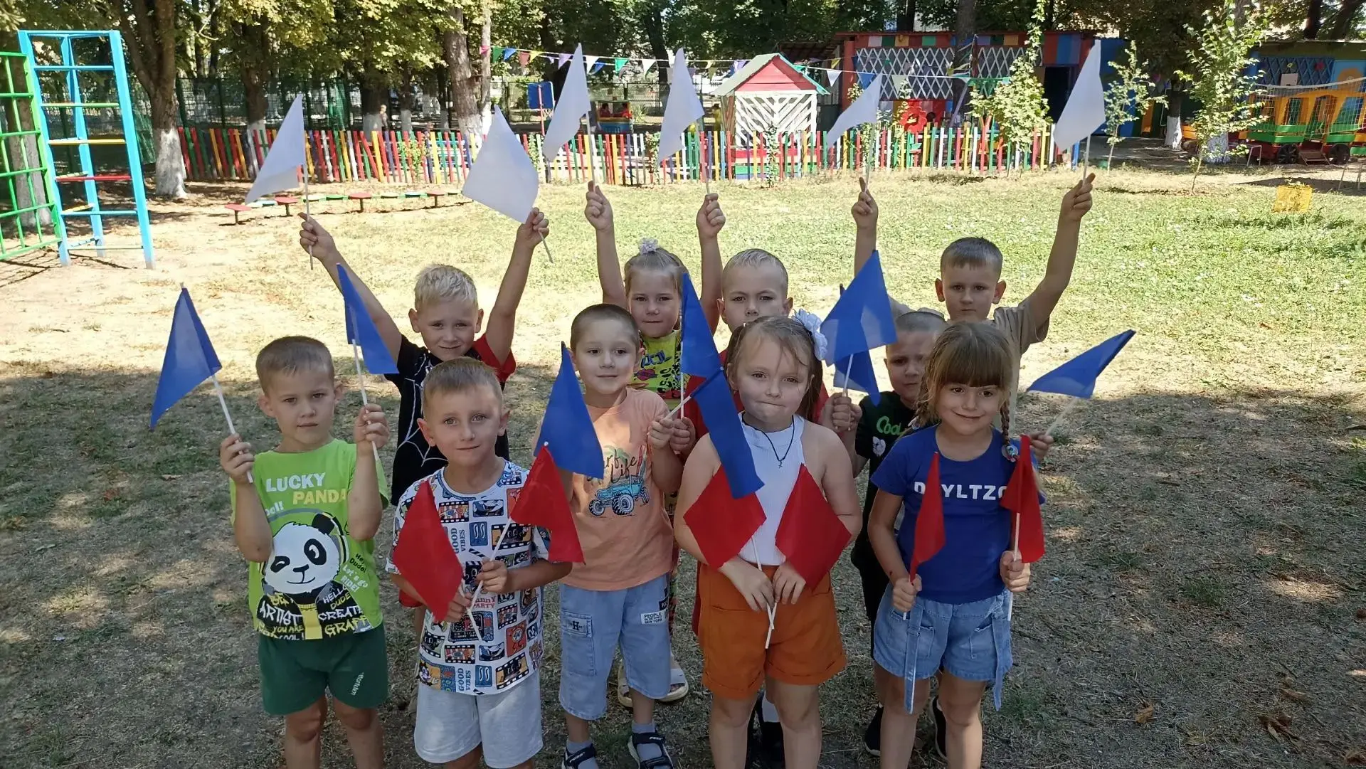 В преддверии праздника "День флага России", который отмечается 22 августа, у ребят подг...