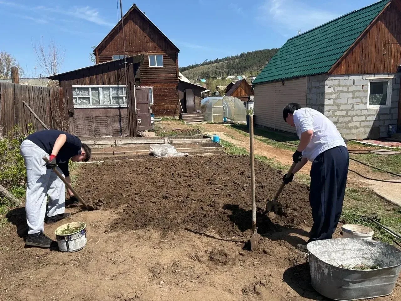 🌱 Доброе дело — с заботой о старших!  Волонтеры Улан‑Удэнского колледжа железнодорожного транспорта 