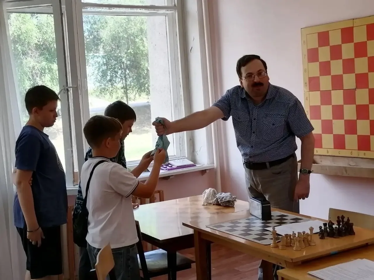 Ребята 4 отряда побывали во  Дворце творчества  на занятии"Путешествие в шахматное королевство". Кто
