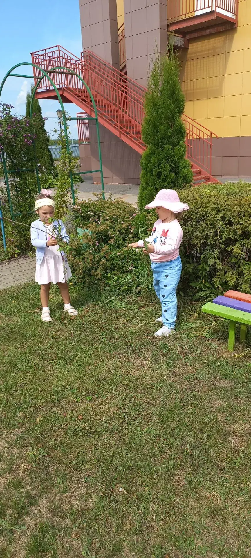 На прогулках ребята из группы «Гномики» не просто играют, а учатся трудиться. Такой труд помогает де