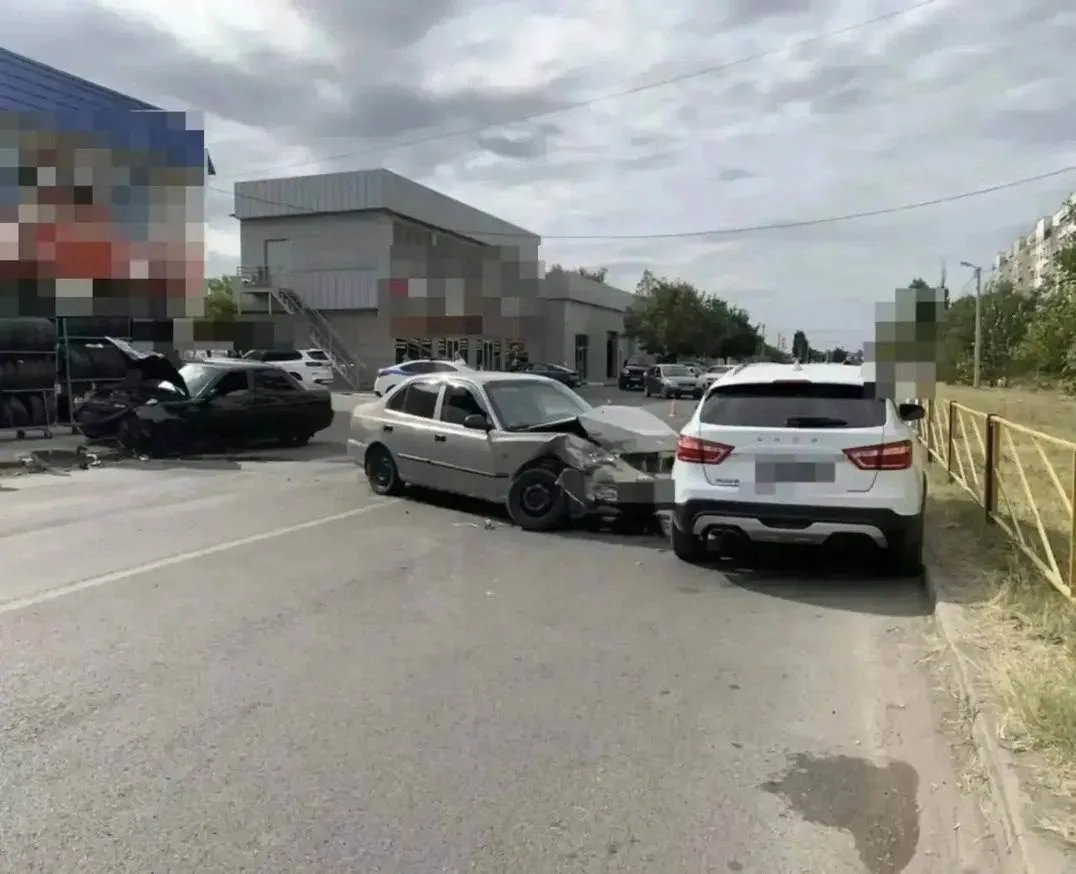 ⚡️В Будённовске один неудачный поворот собрал в аварию три машины