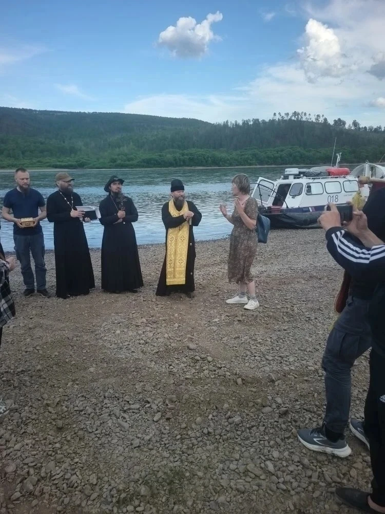 Участников крестного хода встретили жители Верхних Куларок.