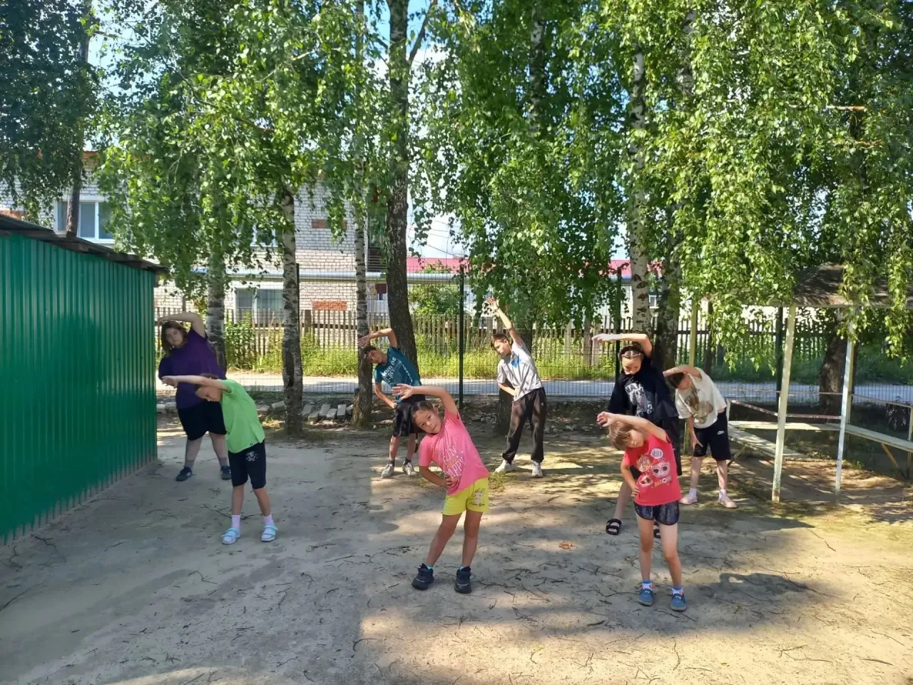 Каждое утро в Центре начинается с весёлой и бодрой зарядки, которая помогает детям проснуться, подня