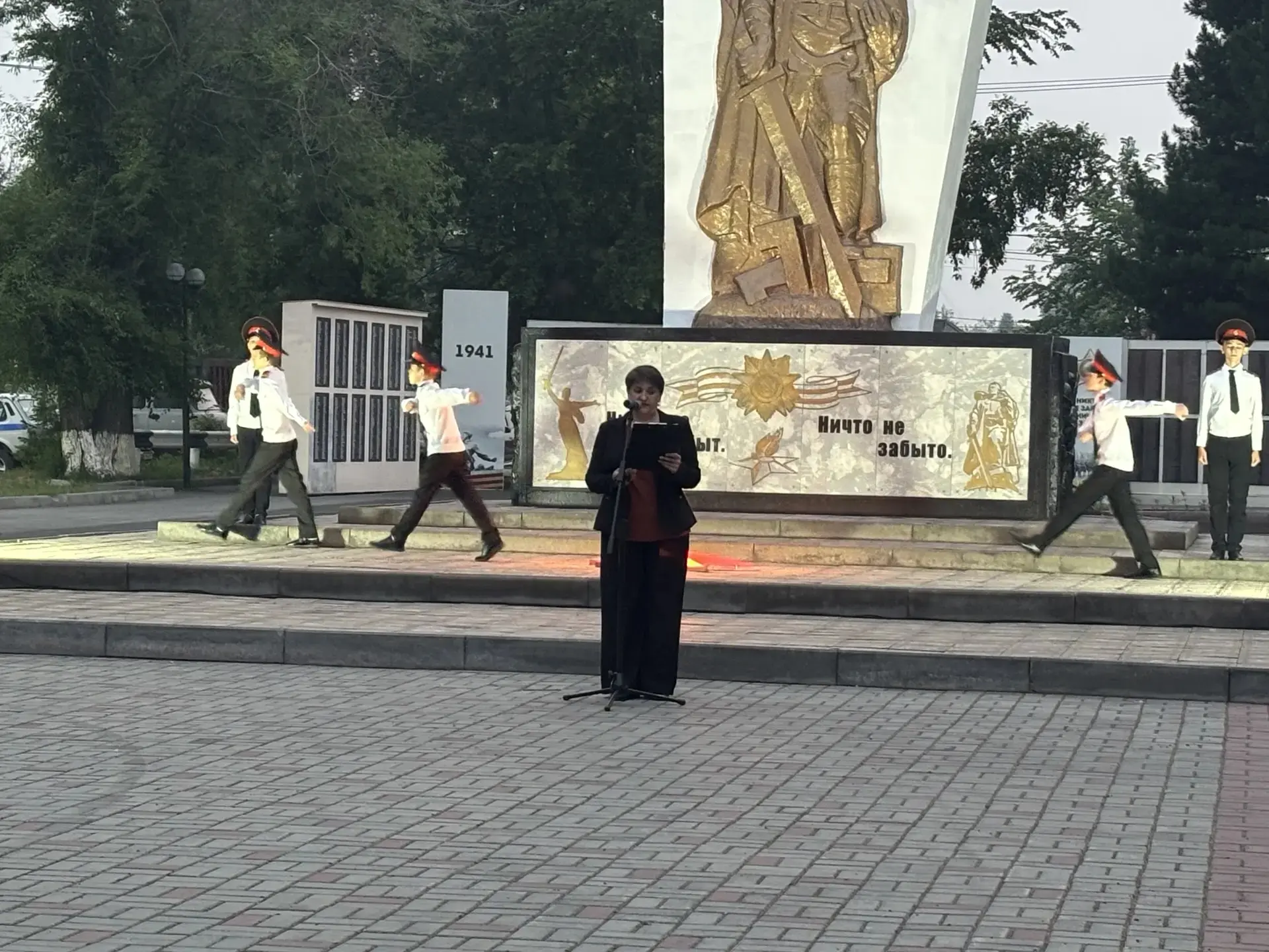 🕯 Никто не забыт, ничто не забыто: кадеты и педагоги нашей школы приняли участие в акциях ко Дню па