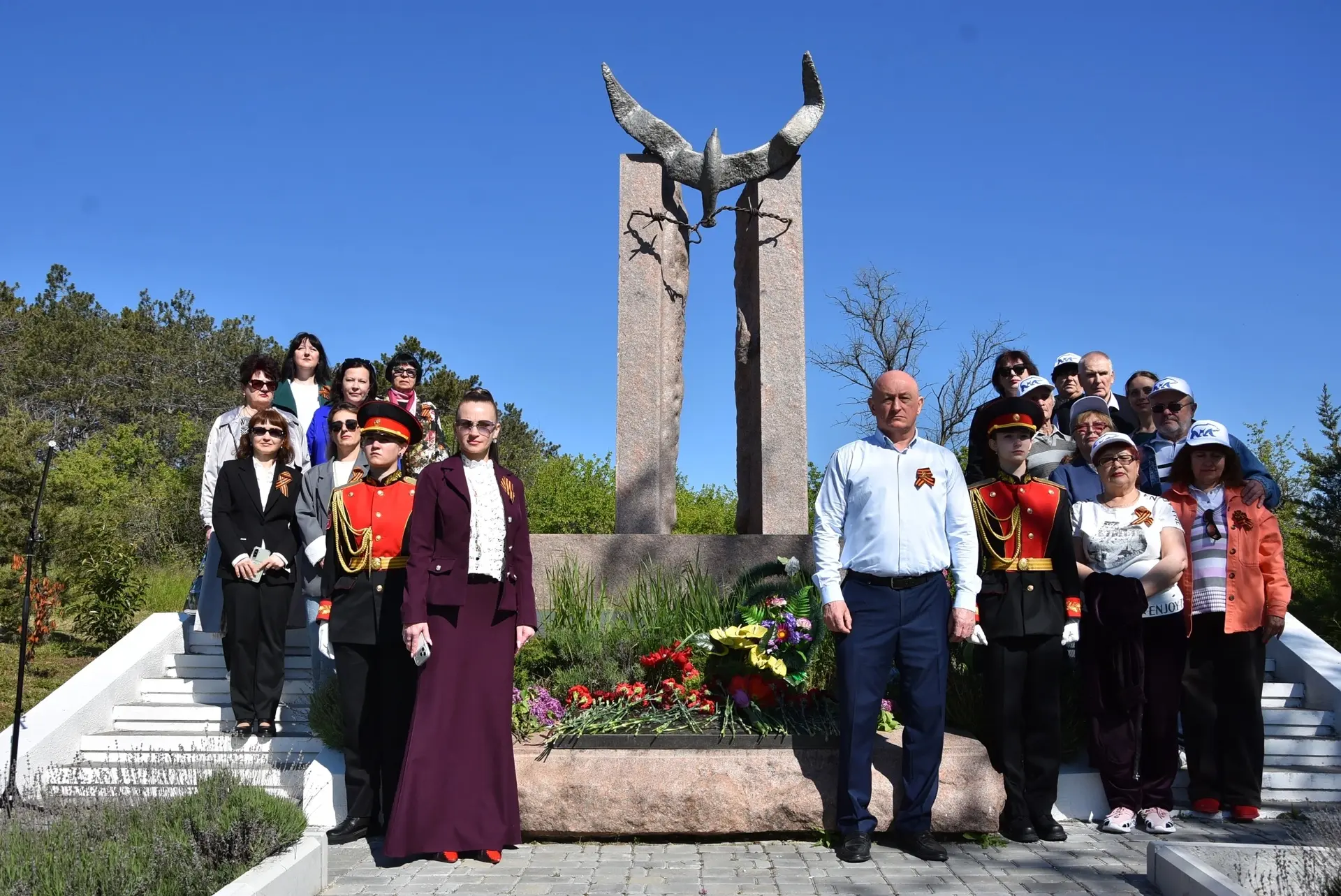 АКЦИЯ «ЦВЕТЫ У ОБЕЛИСКА»🥀  ✅В преддверии Дня Победы участники юнармейского отряда «Сокол» совместно 