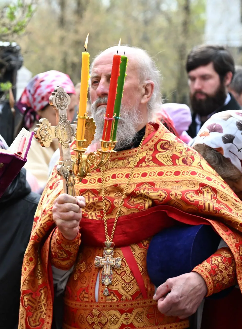 Дорогие братья и сестры!

Сегодня, в четверг Троицкой седмицы, мы поздравляем с днем рождения клирик