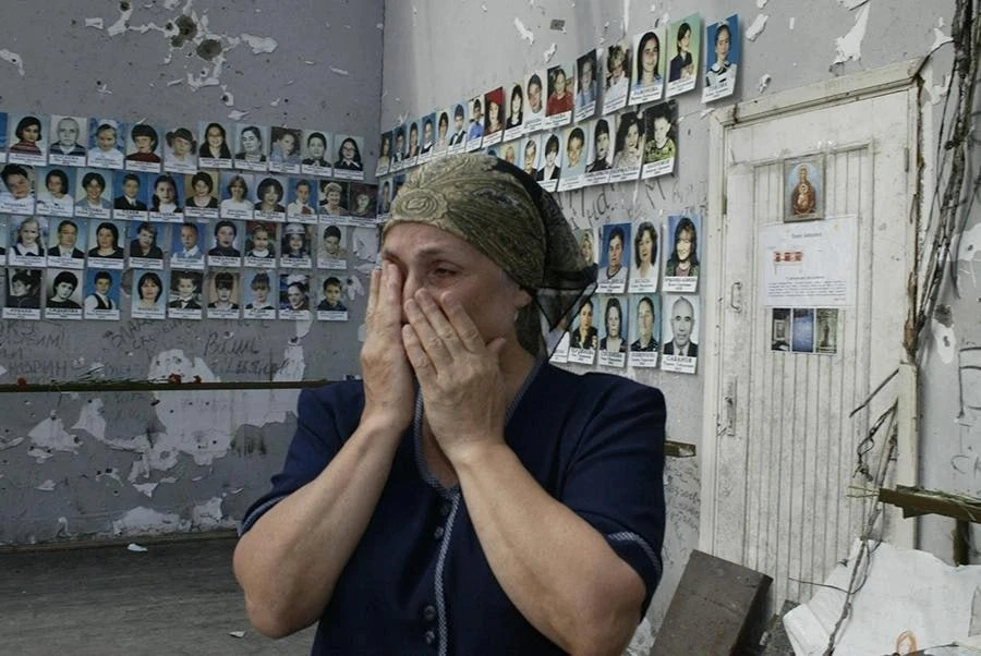💔 22 года назад террористы захватили больше тысячи заложников в Беслане во время торже...