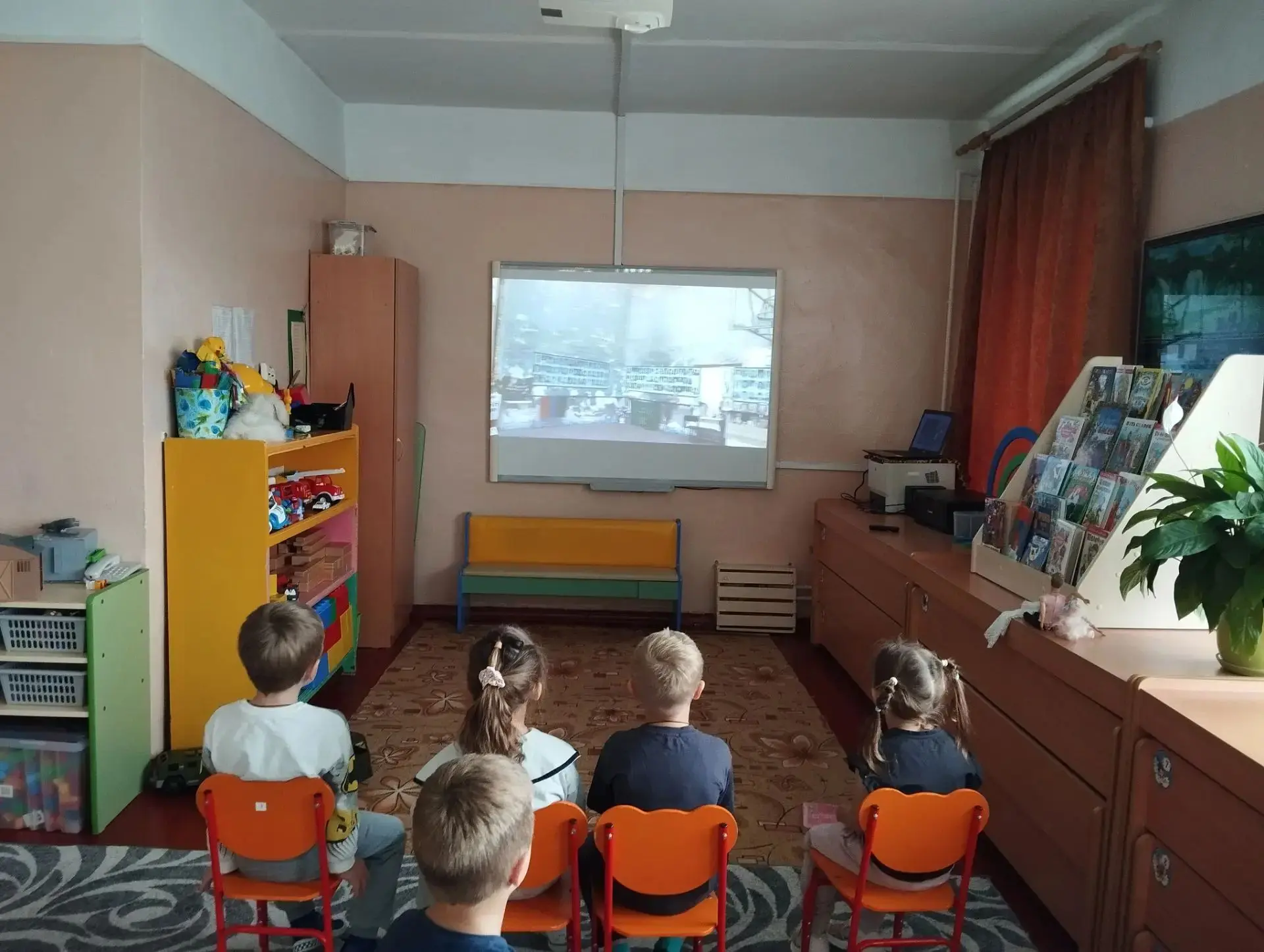 Сегодня в дошкольных группах воспитанники смешанной дошкольной группы почтили память же...