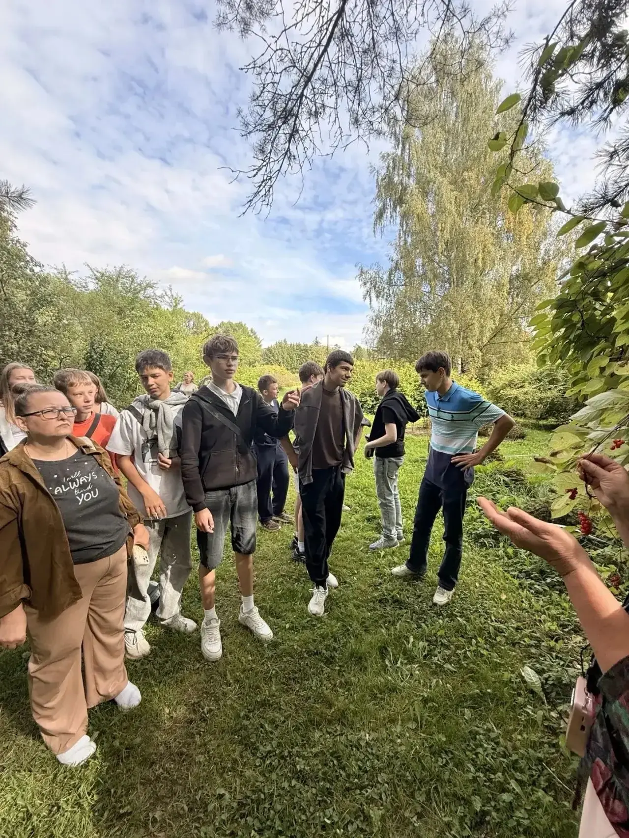 В городе шумно, в классе душно. А в дендросаде осенью- звенящая тишина.  Ребята 8 э 2 у...