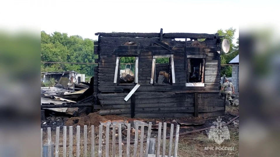 В Вольском районе в результате пожара полностью сгорел жилой дом