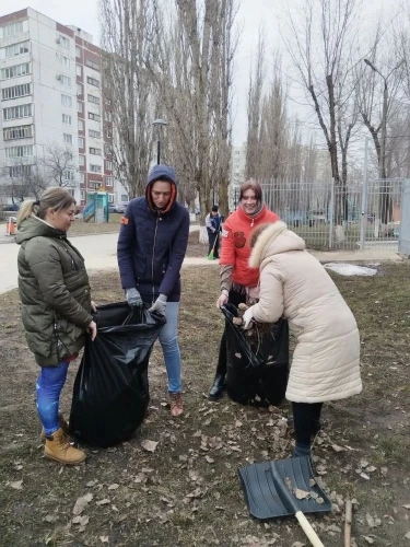 В детском саду № 63 «Машенька» прошел субботник.