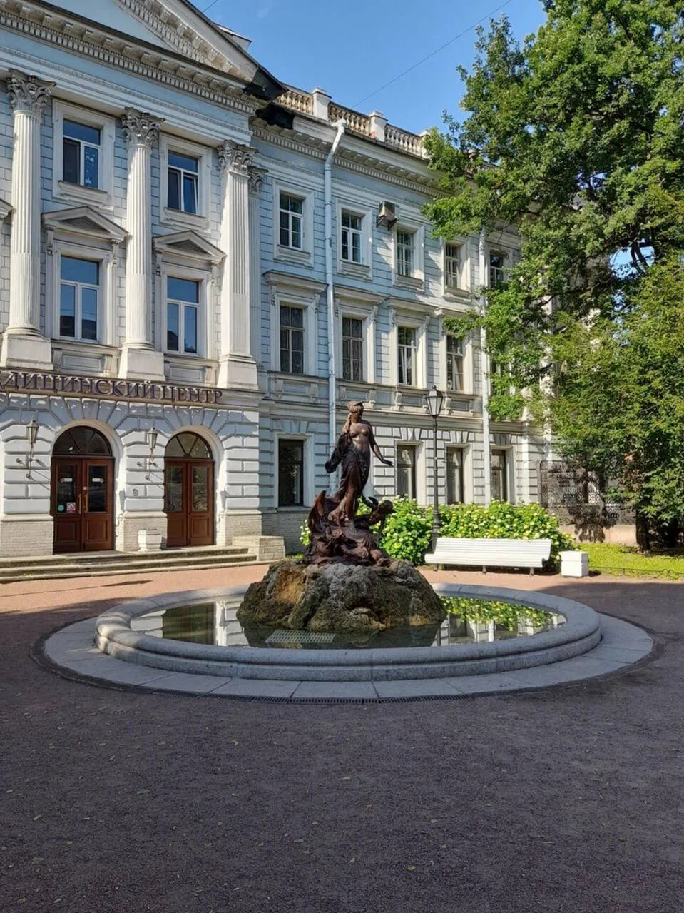Живописный тайный садик в стиле Сен-Жермен
🗓 Пн-Вс 7:00-23:00
📍 Сад Сан-Галли

Во дворах Лиговског