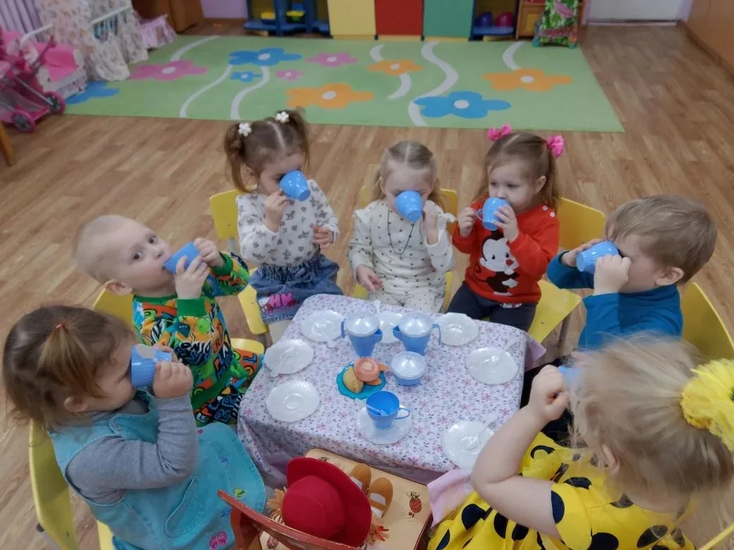 Наши малыши приняли участие в увлекательном и полезном занятии "Напои куклу Катю чаем"....