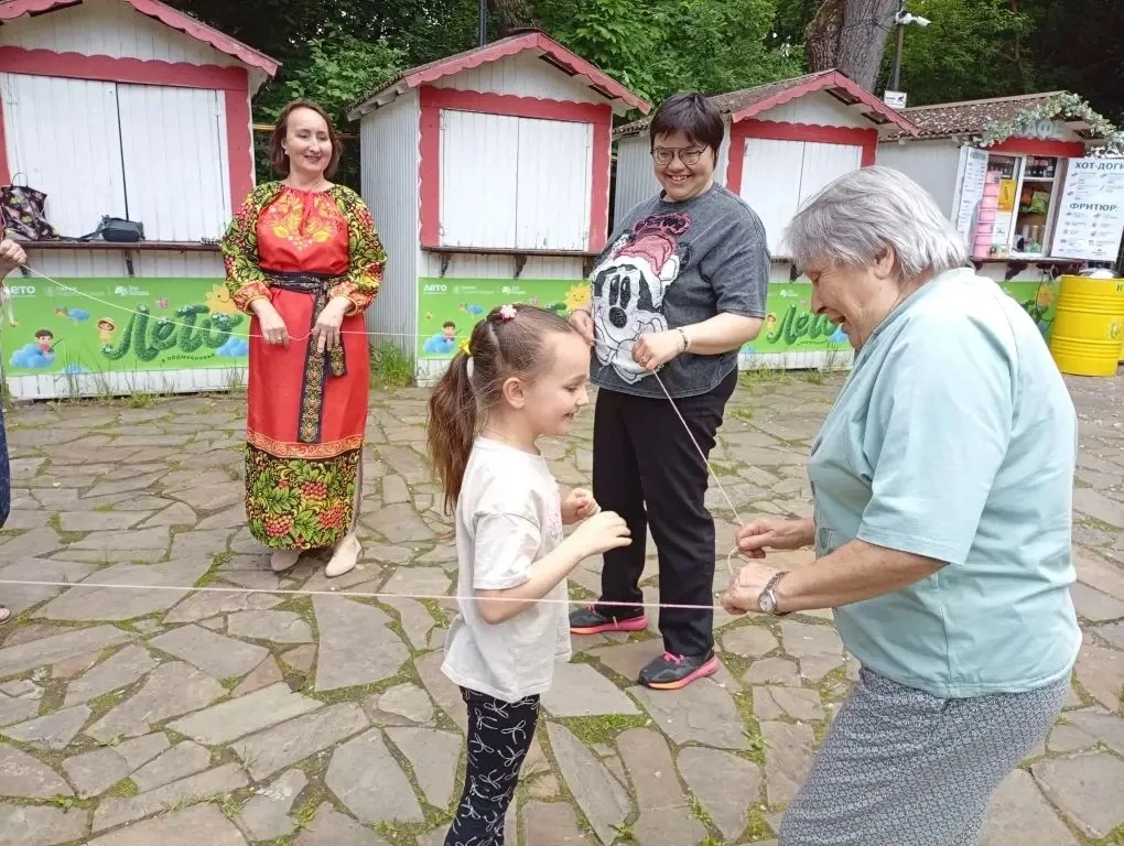Вчера гости парка на Поляне сказок вместе со Сказочницей поиграли в весёлые игры "Колеч...