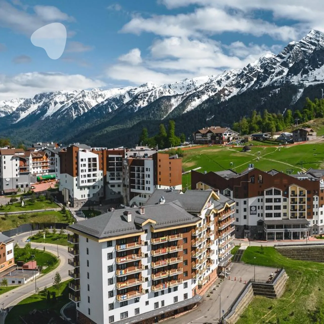 🏔 Море летом выбирают многие. А как насчёт отдыха на высоте 1100 метров?

Здесь вместо жары — прохл