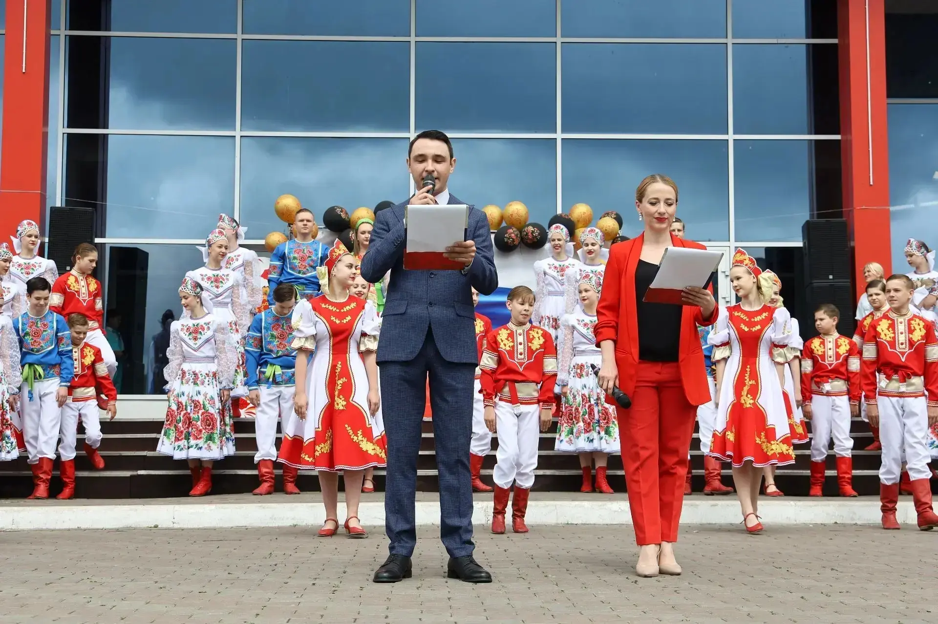 🇷🇺День России🇷🇺
 
🇷🇺Это праздник, объединяющий наше прошлое, настоящее и будущее.
 
🎖На площа