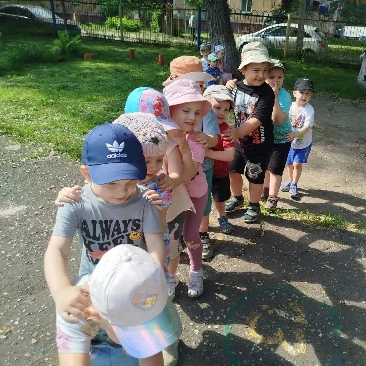 Прогулка с пользой и радостью! ☀️

Солнечные деньки — это прекрасная возможность для наших маленьких