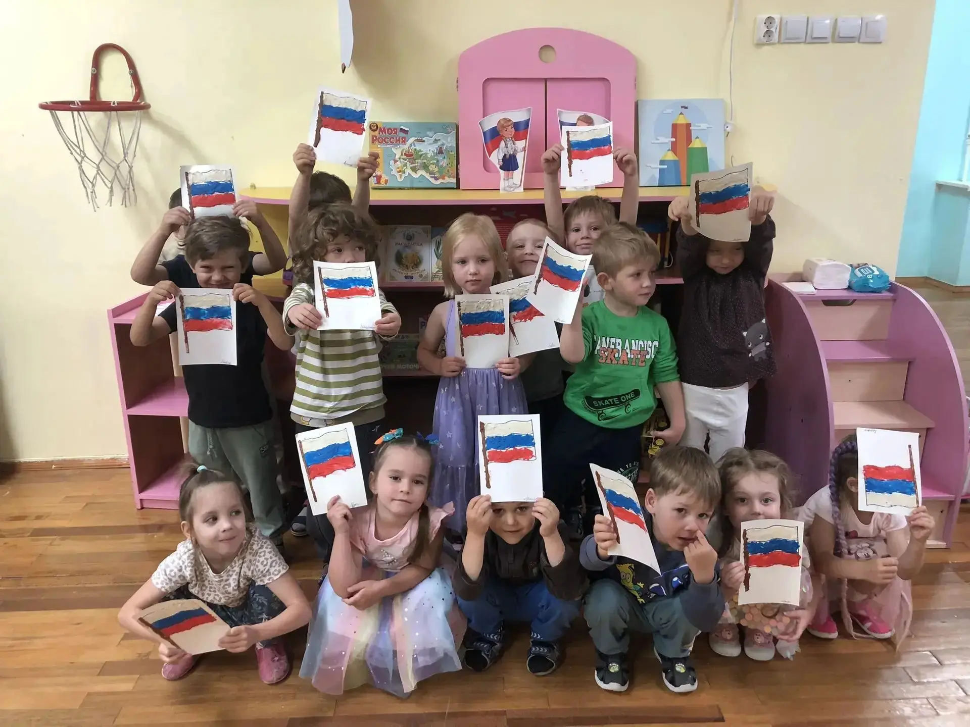 В преддверии Дня Государственного флага Российской Федерации воспитанники  группы "Рома...