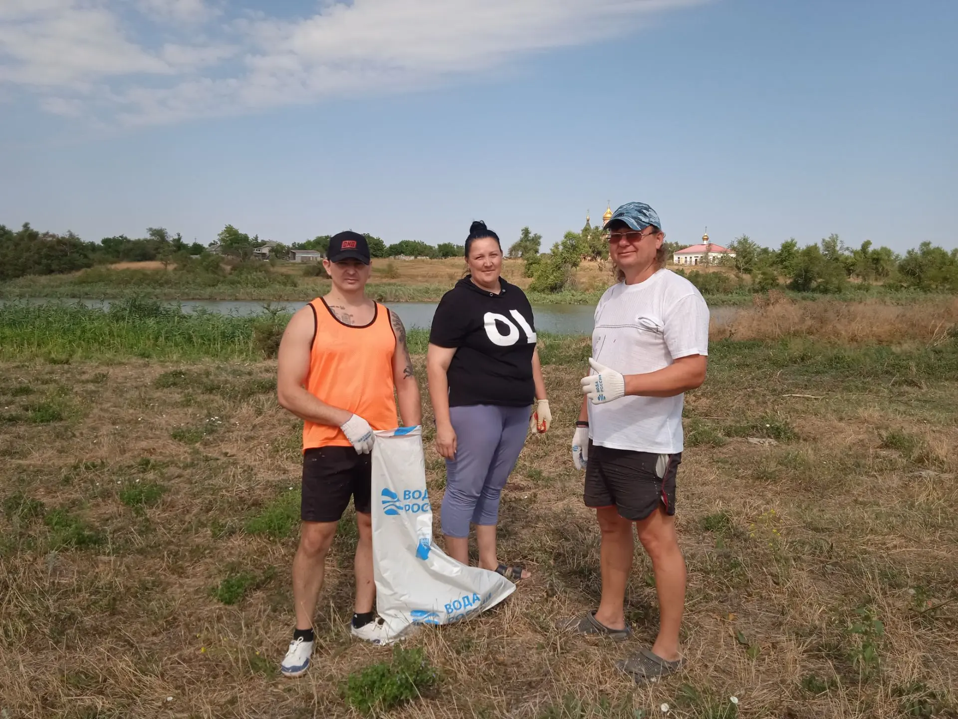Специалисты ДК приняли участие во Всероссийской акции "Вода России", убрали от бытового...
